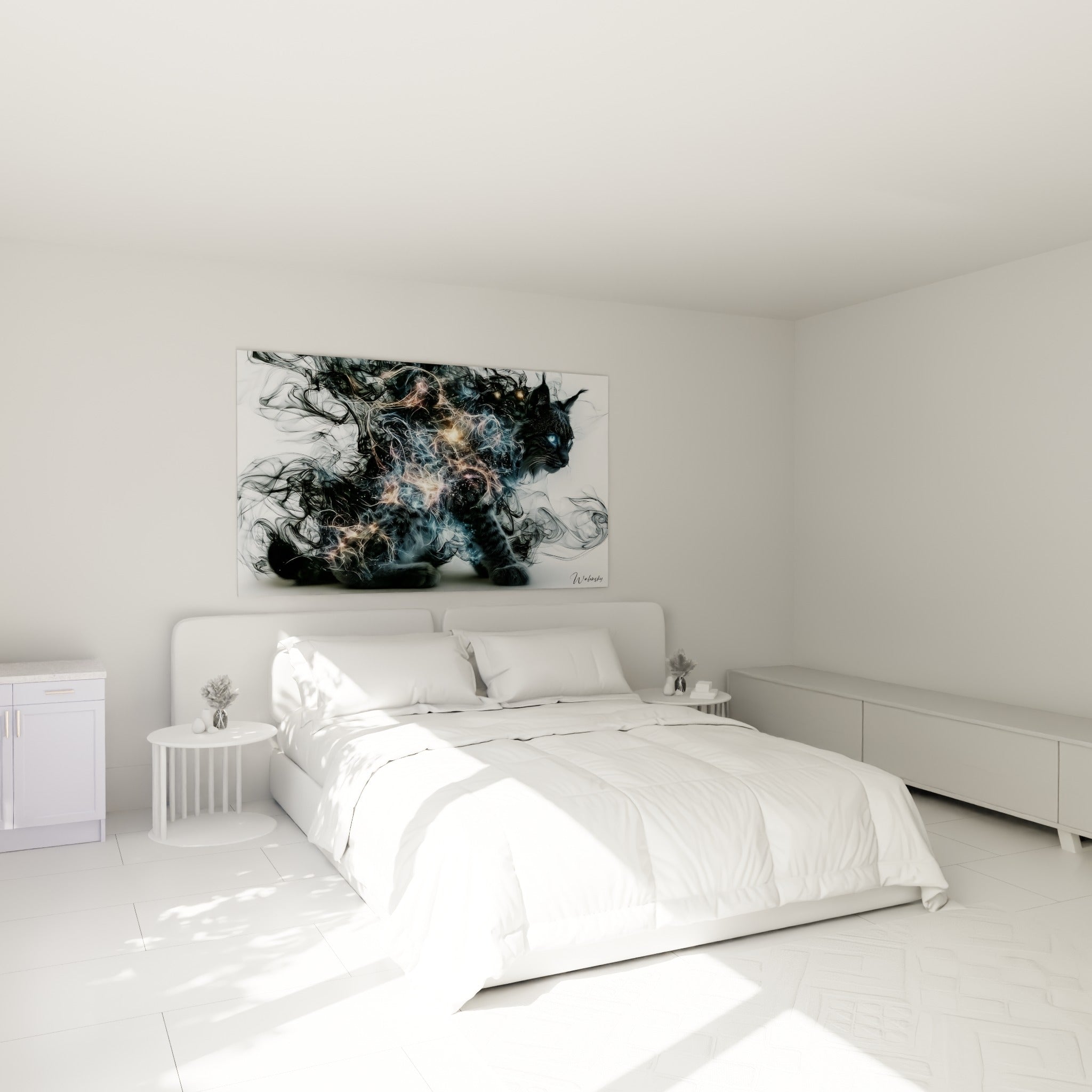 Félin spectral noir et doré traversé d'étincelles lumineuses, accroché au-dessus d'un lit dans une chambre claire