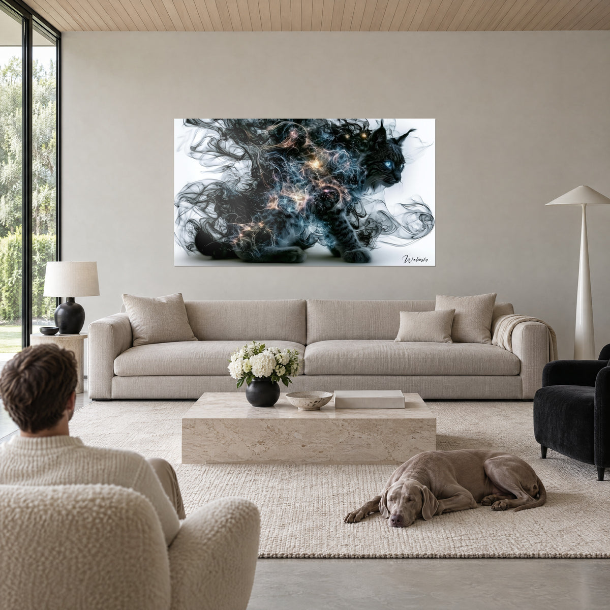 Quadro lince nero di profilo con occhi azzurri, fumo grigio antracite e riflessi dorati, sopra un divano in un soggiorno luminoso