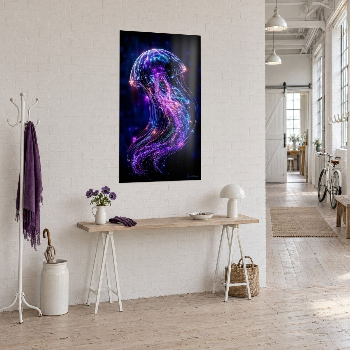 Tableau méduse fantomatique pourpre et turquoise, filaments scintillants, vu de trois-quarts sur mur blanc d'un loft d'artiste