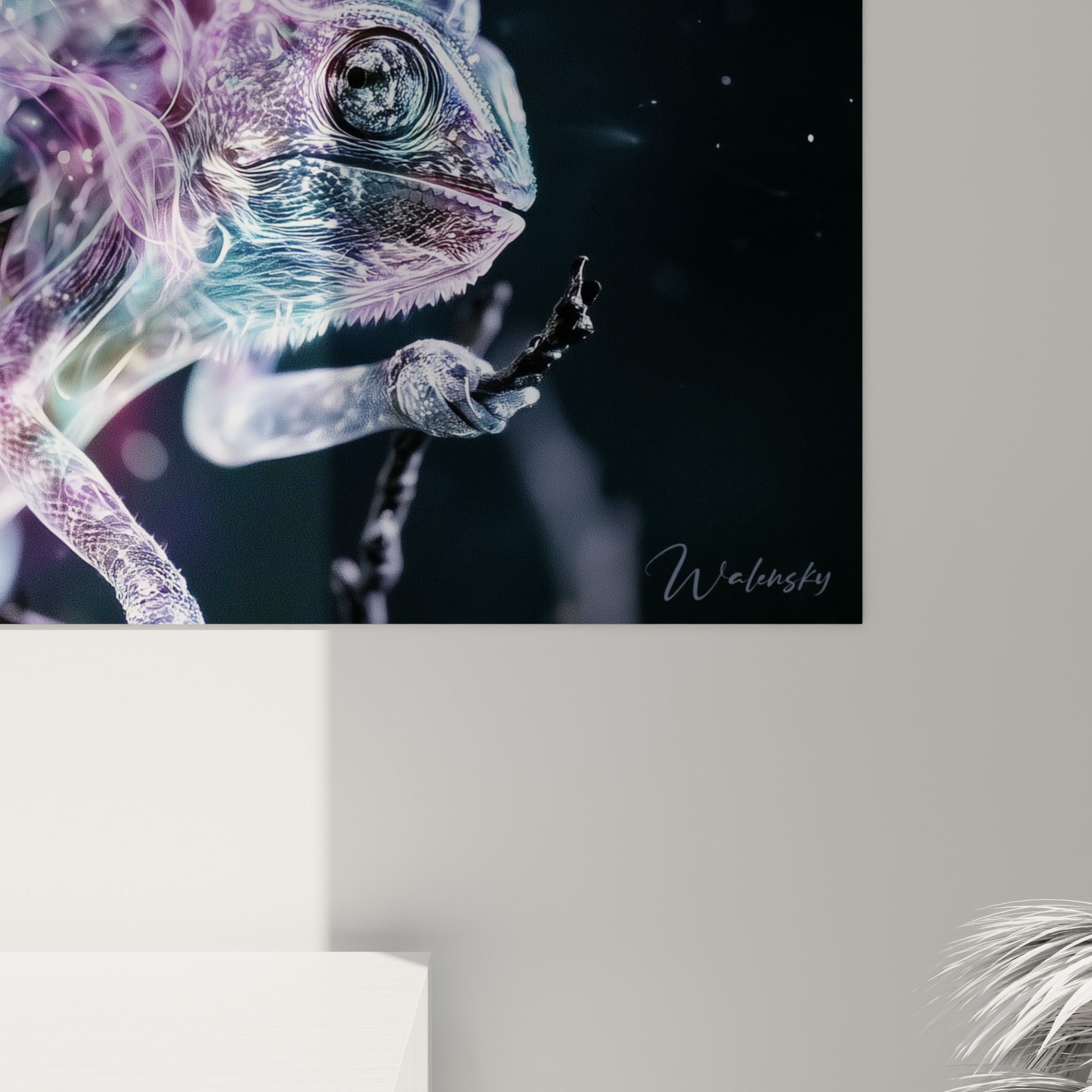 Détail du grain lumineux et des coulures violettes et bleu marine sur l'œil du caméléon spectral