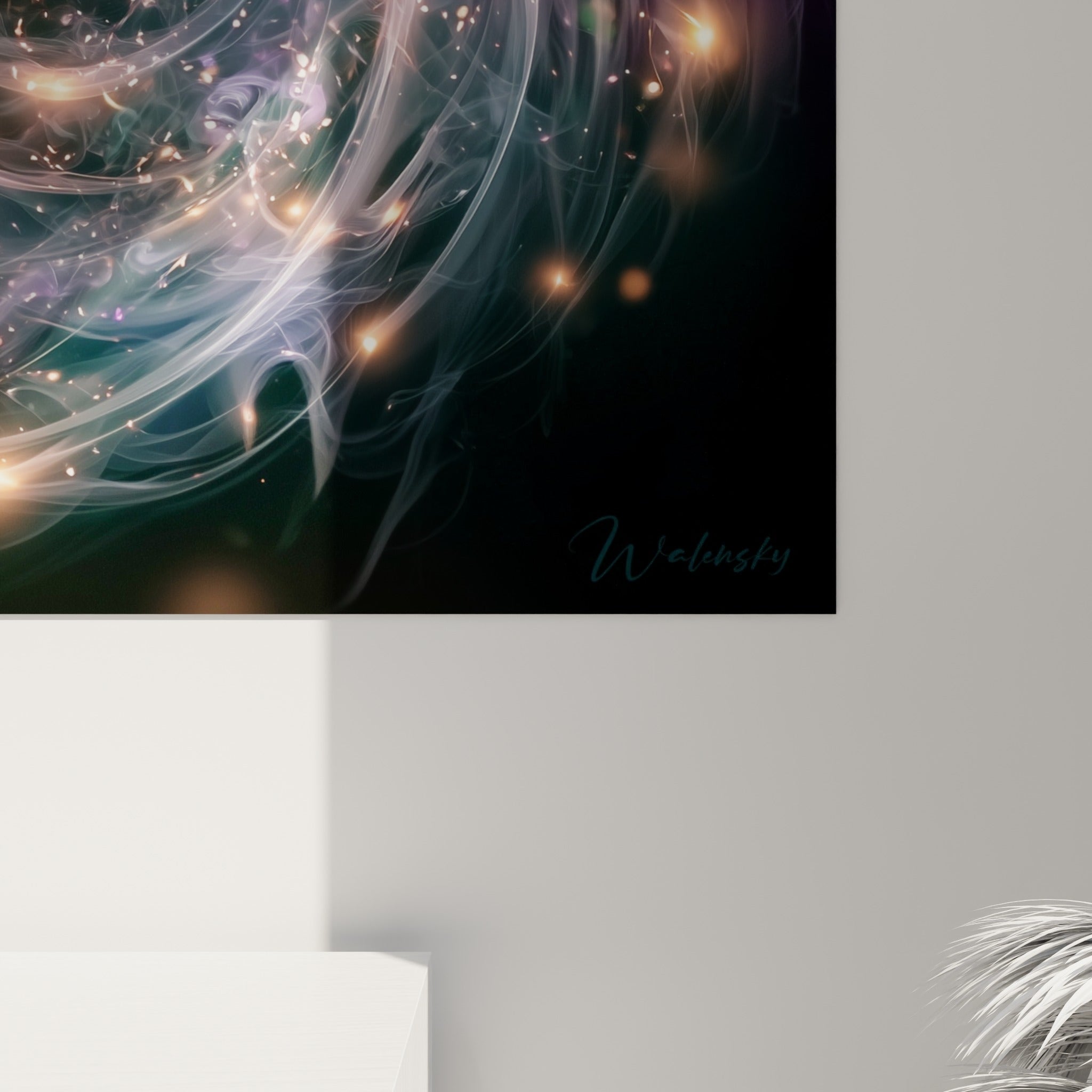 Traits vaporeux blancs et dorés se mêlant aux nuances violettes, grain lumineux visible sur la toile accrochée