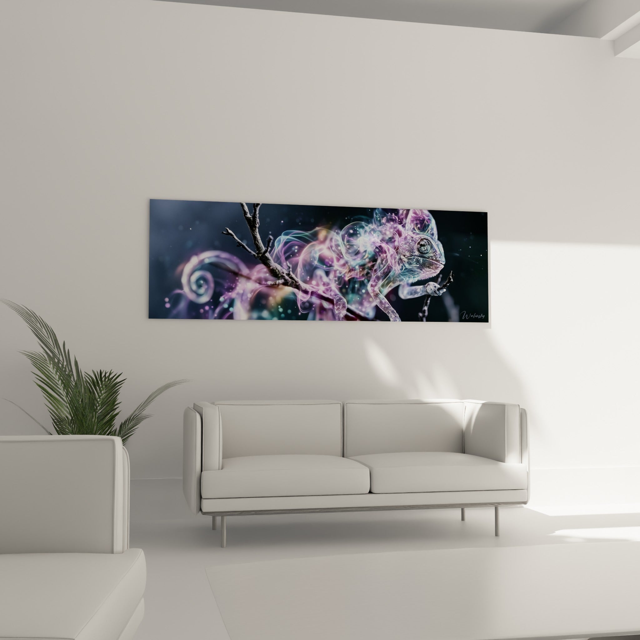 Reptile translucide aux teintes violettes et roses au-dessus d'un canapé dans un salon lumineux