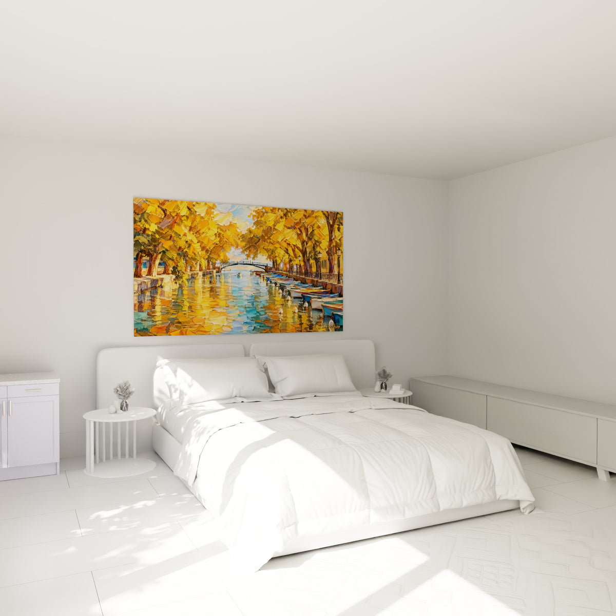 Schilderij kanaal omzoomd door goudkleurige platanen, amberkleurige en turquoise weerspiegelingen op het water, afgemeerde boten, boven een bank in een lichte woonkamer
