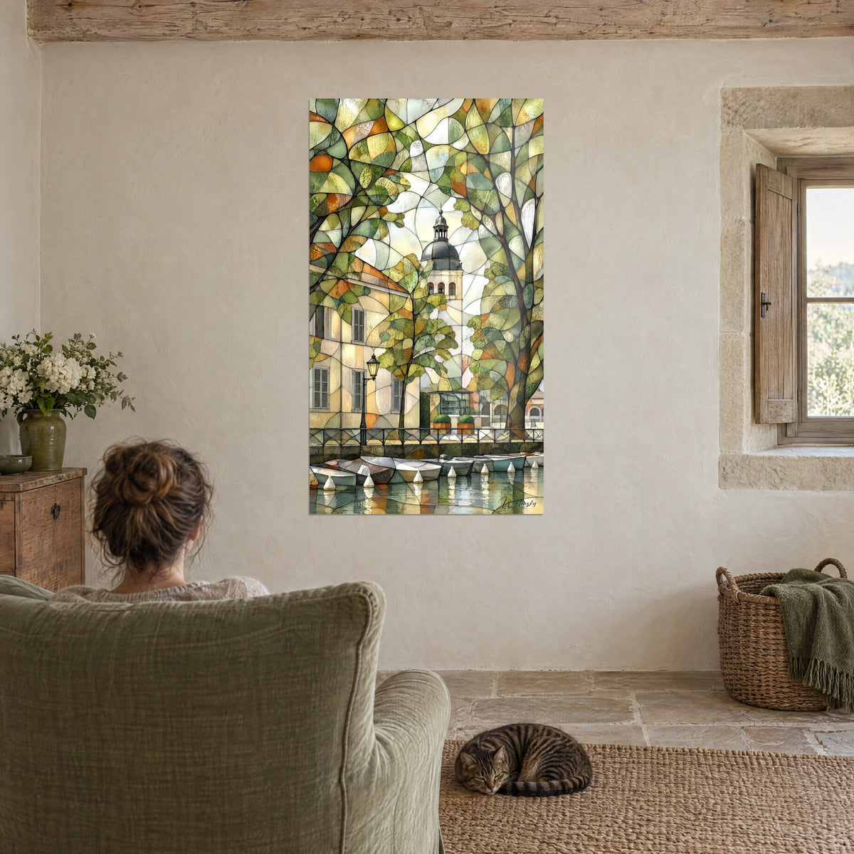 Tableau campanile crème sous un feuillage vitrail vert et orange, quai et barques, observé par une personne de dos et un chat tabby