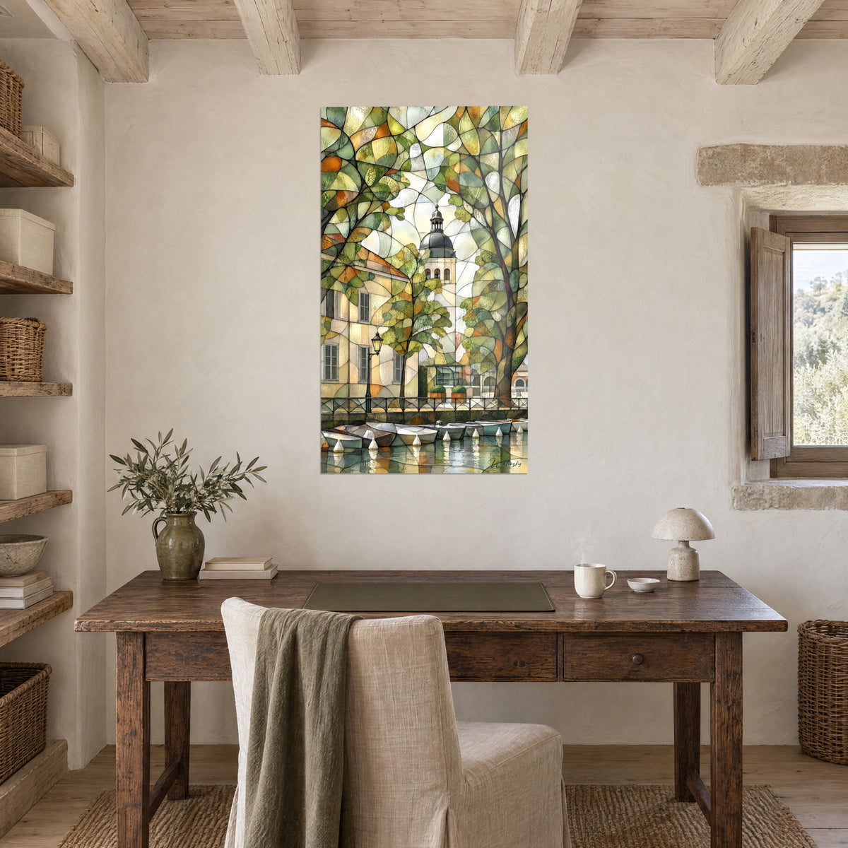 Tableau place d'Annecy en mosaïque de verre, tronc brun entre feuilles vert tendre et ocre, au mur d'un bureau en bois près d'une fenêtre