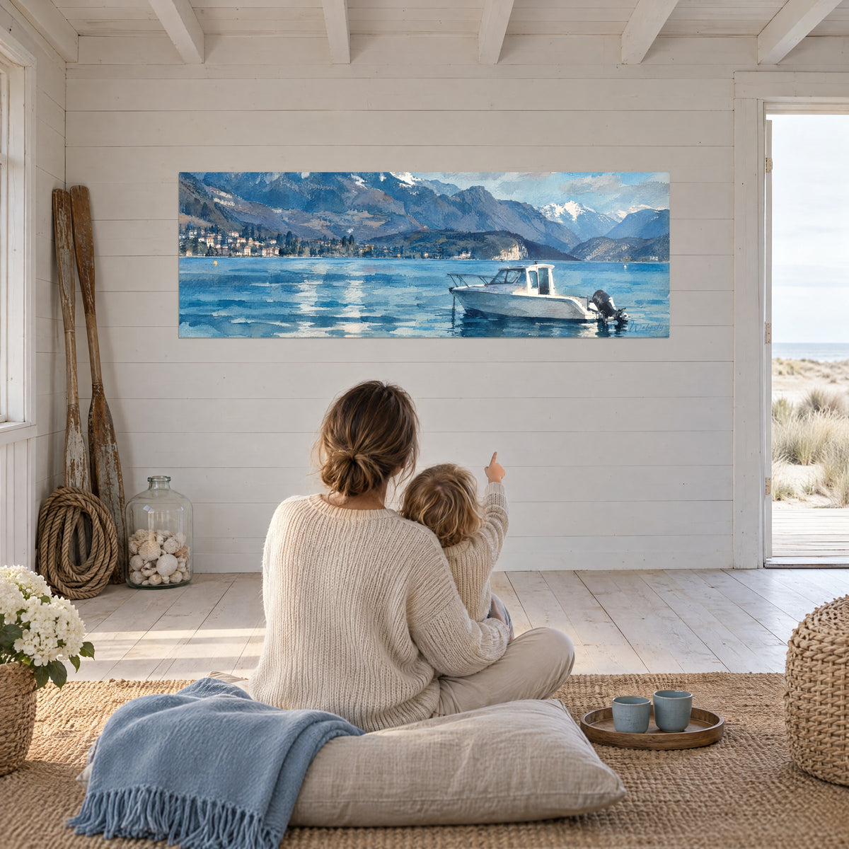 Gemälde einer panoramischen Seenlandschaft mit elfenbeinfarbenem Boot, saphirblauem Wasser und lavendelfarbenen Bergen, in einem weißen Raum am Meer