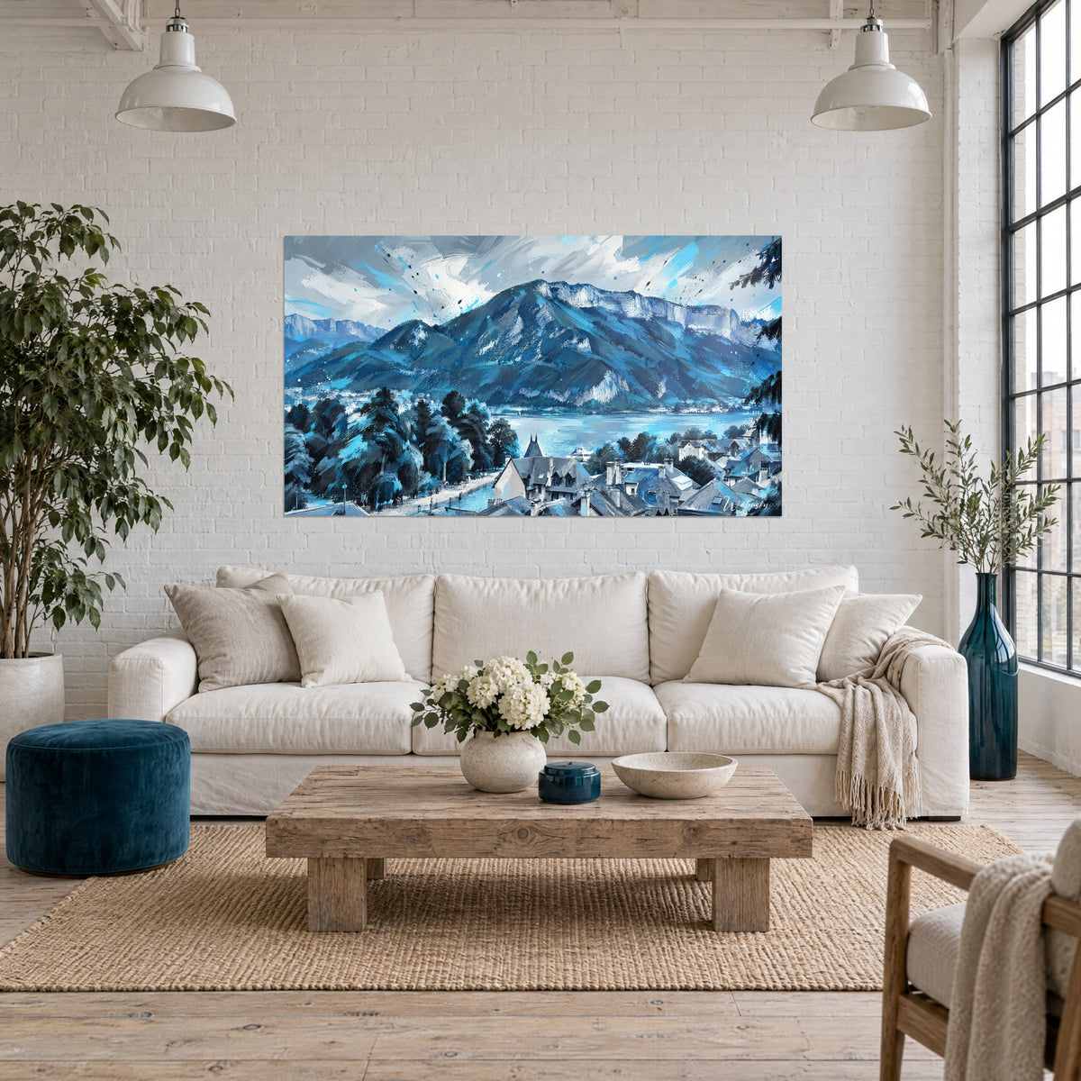 Gemälde massiver Alpenberg mit Kalksteinfelsen und grauen Schieferdächern, türkisfarbener See und gestreifter Himmel, über einem Sofa in einem hellen Wohnzimmer
