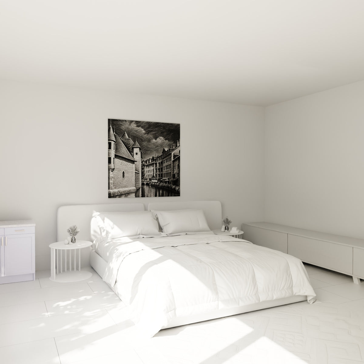 Façades anciennes d'Annecy en noir et blanc, ciel strié de gris, au-dessus d'un lit dans une chambre claire