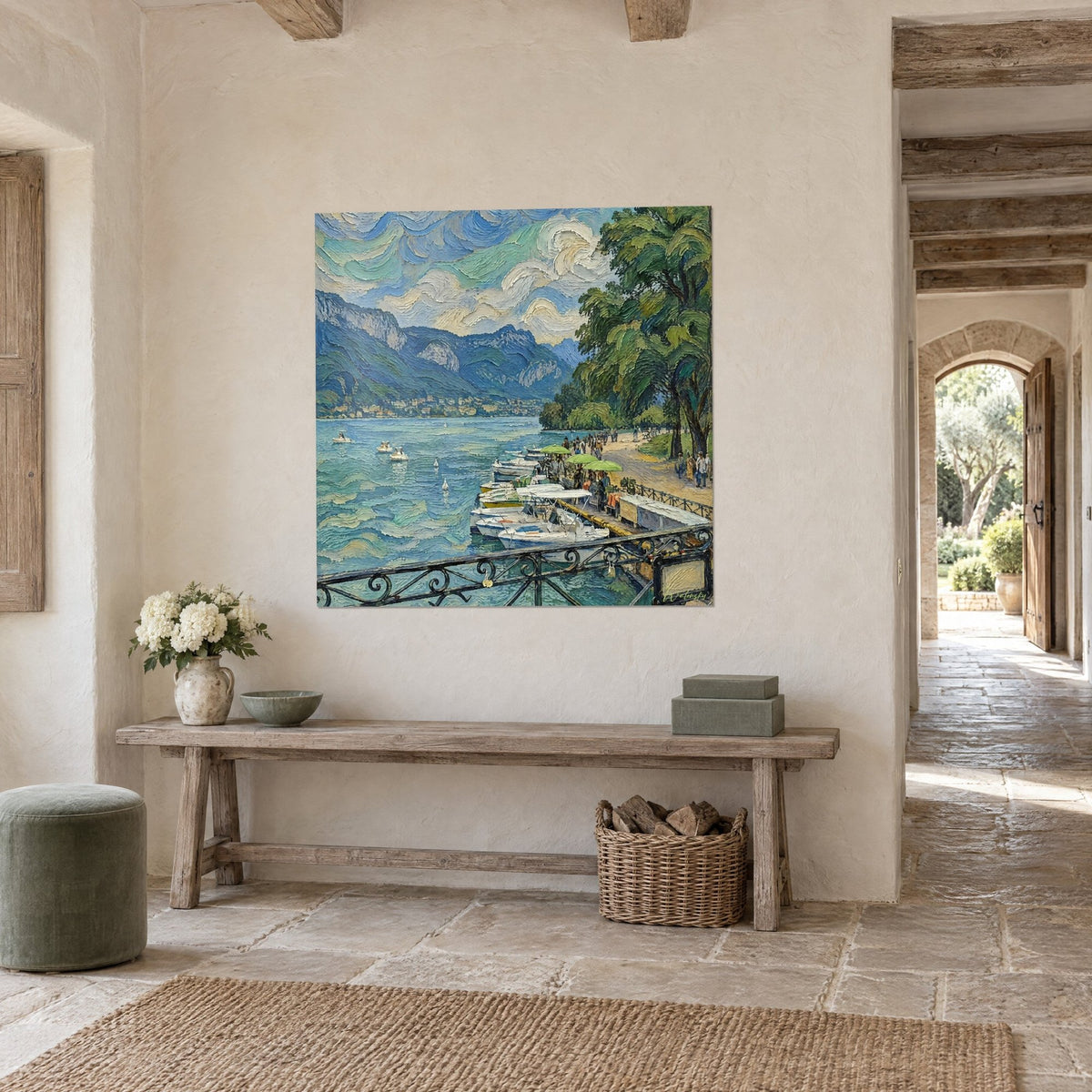 Quadro passeggiata fiorita sulla riva di un lago, barche bianche e montagne azzurrate, pennellate dense, in un ingresso di pietra ocra