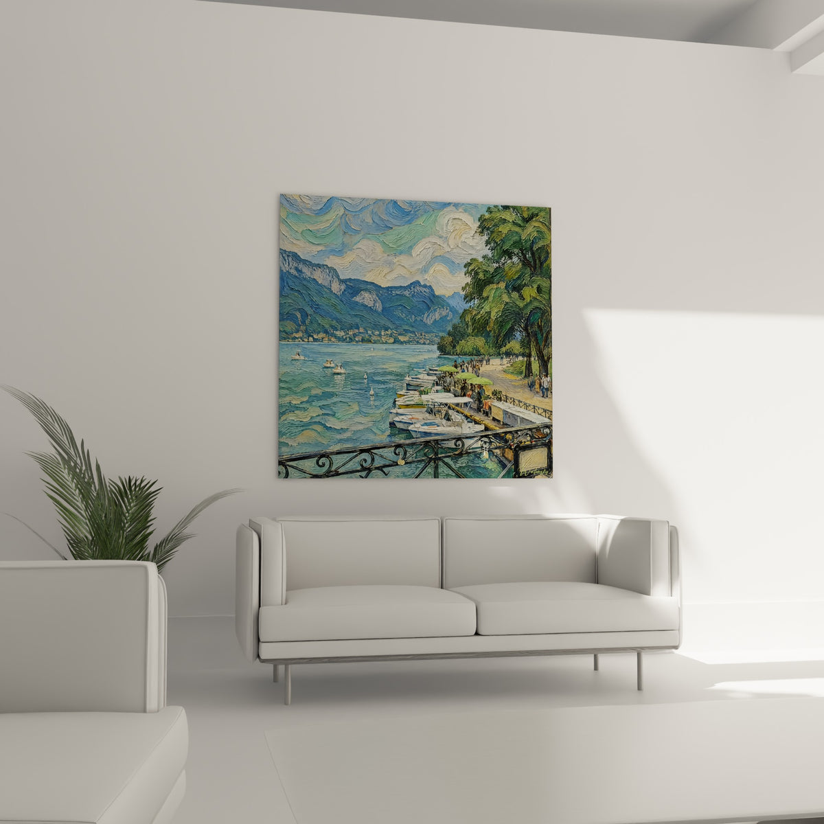 Quai animé du lac d'Annecy entre parasols verts et barques blanches, au-dessus d'un canapé dans un salon lumineux
