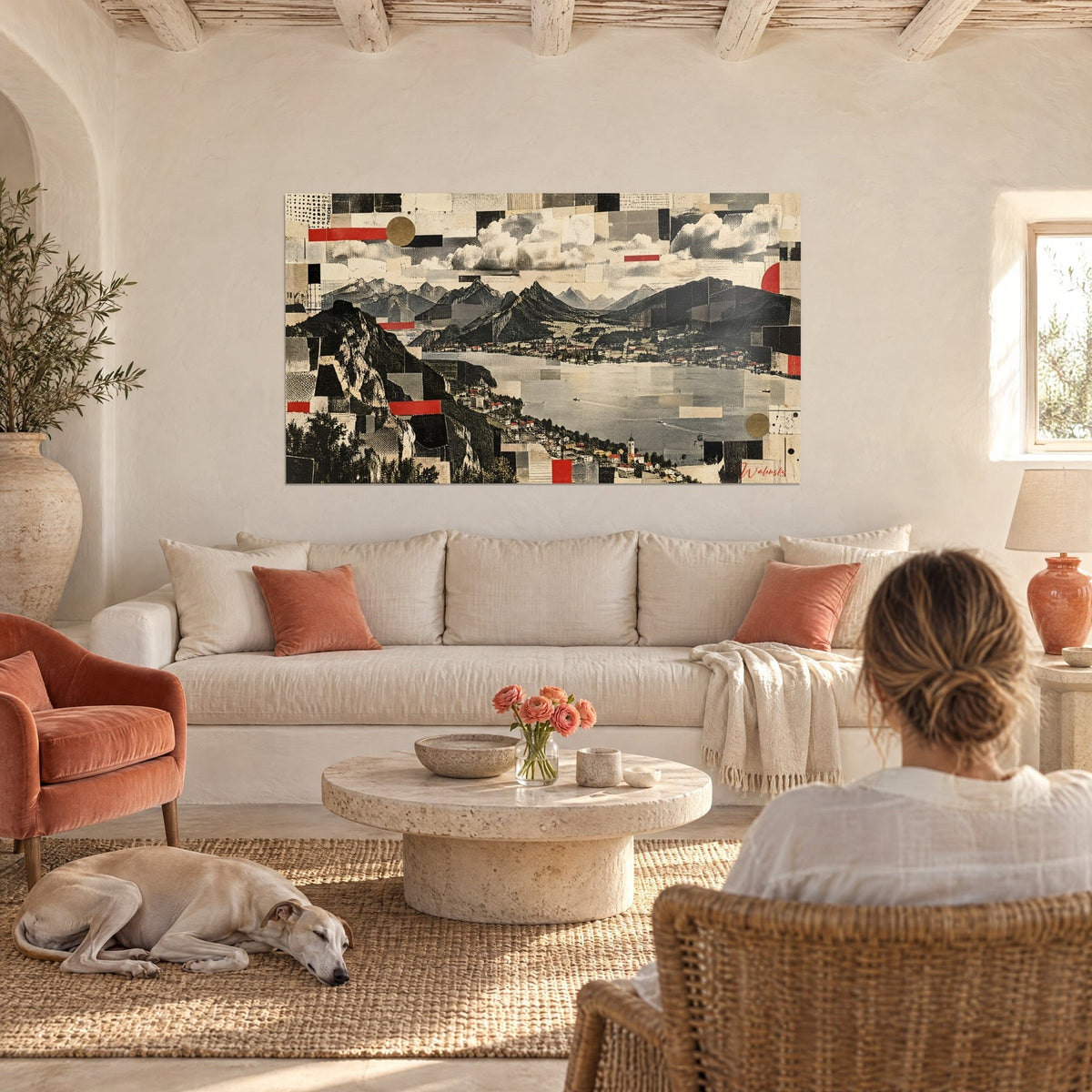 Quadro lago alpino in collage di carte beige e rosse, montagne grigie, divano bianco, soggiorno luminoso, sopra un divano in un soggiorno luminoso