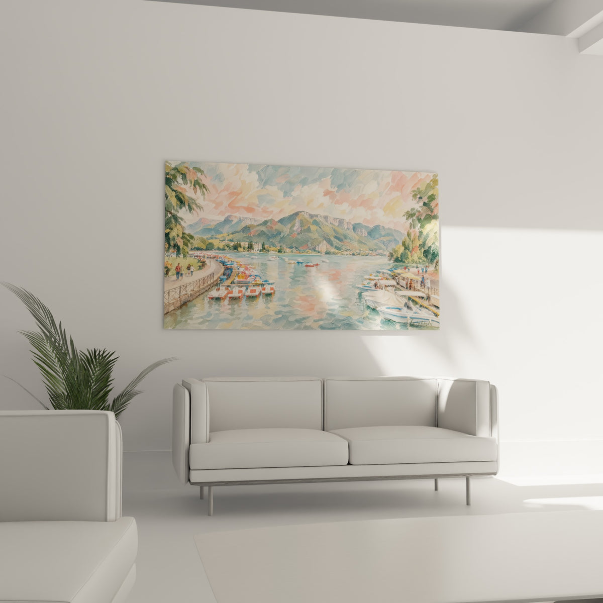 Reflets rosés et bleu pastel sur le lac d'Annecy, œuvre placée au-dessus d'un canapé dans un salon lumineux