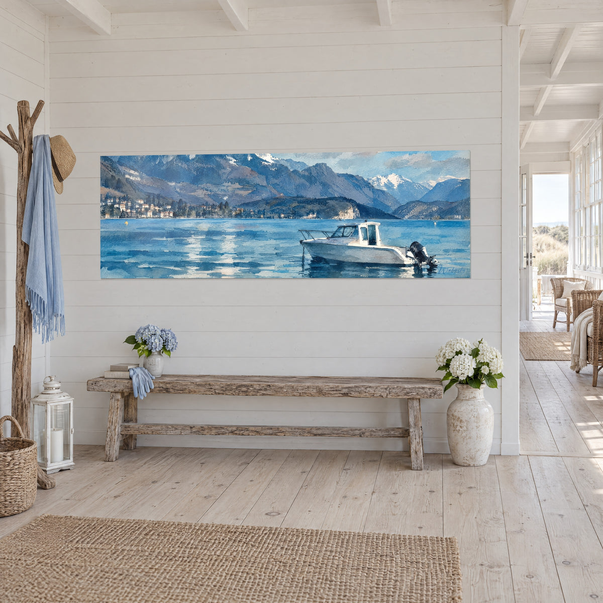 Gemälde eines makellosen Cabin-Cruisers mit schwarzem Motor, azurblaues Wasser und silberne Reflexe, an einer weißen Wand neben einer rustikalen Bank