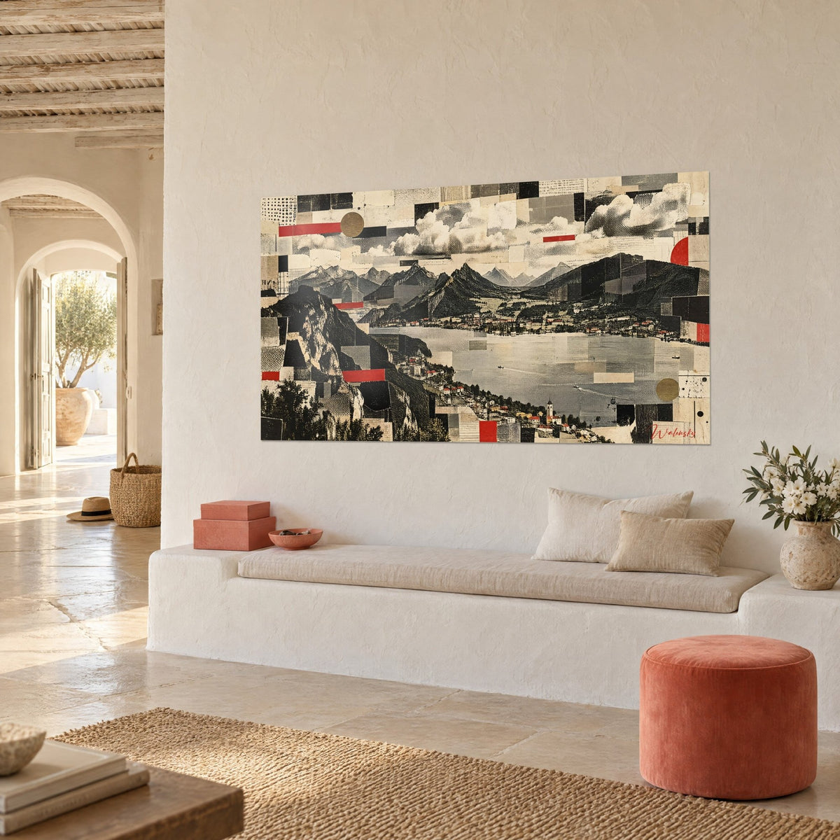 Quadro veduta aerea di una baia cinta da cime grigiastre, fasce rosse e oro su crema, panca bianca e pouf corallo