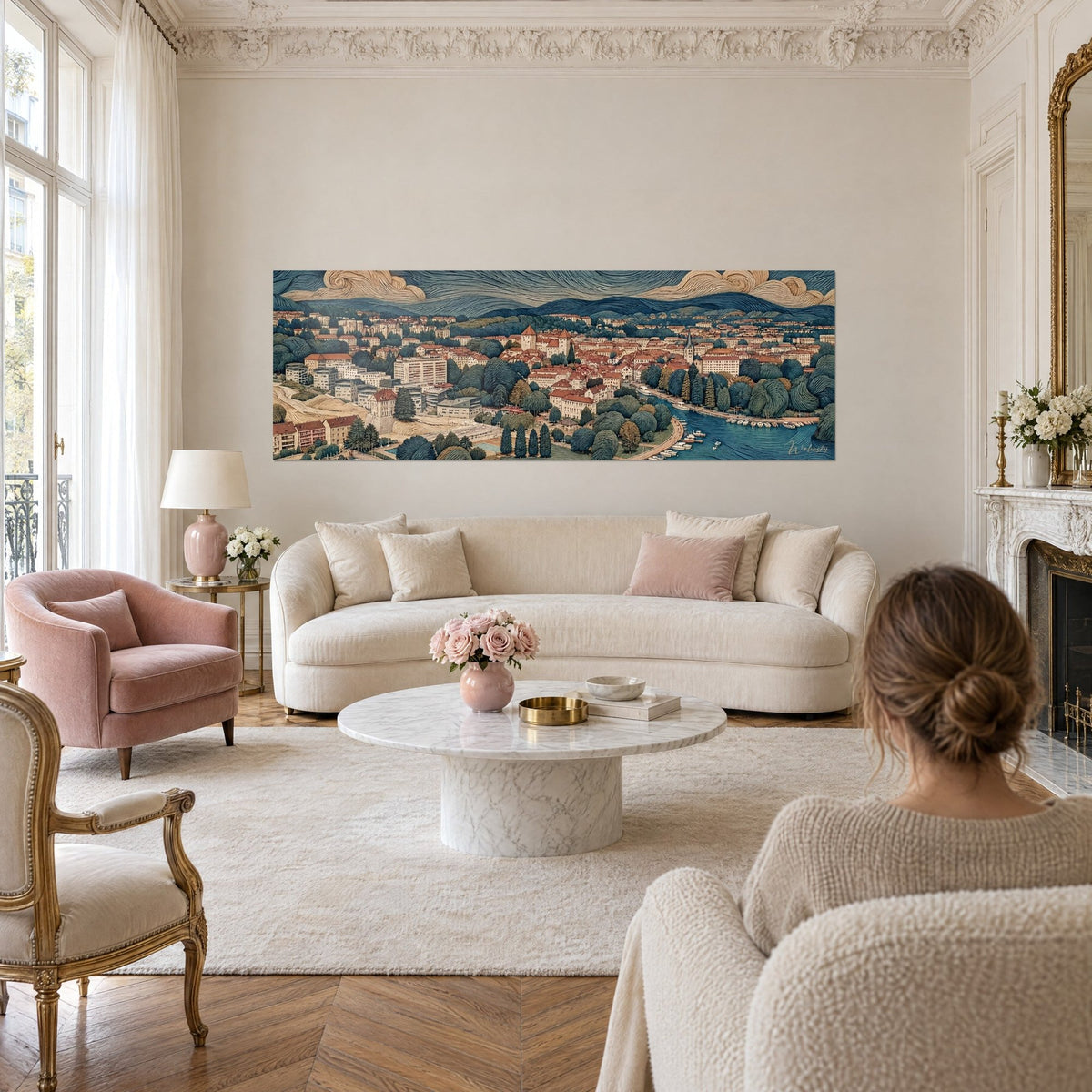 Gemälde Panorama von Annecy mit terrakottafarbenen Dächern und nachtblauen Hügeln, wirbelnde cremefarbene Wolken, über einem Sofa in einem hellen Wohnzimmer