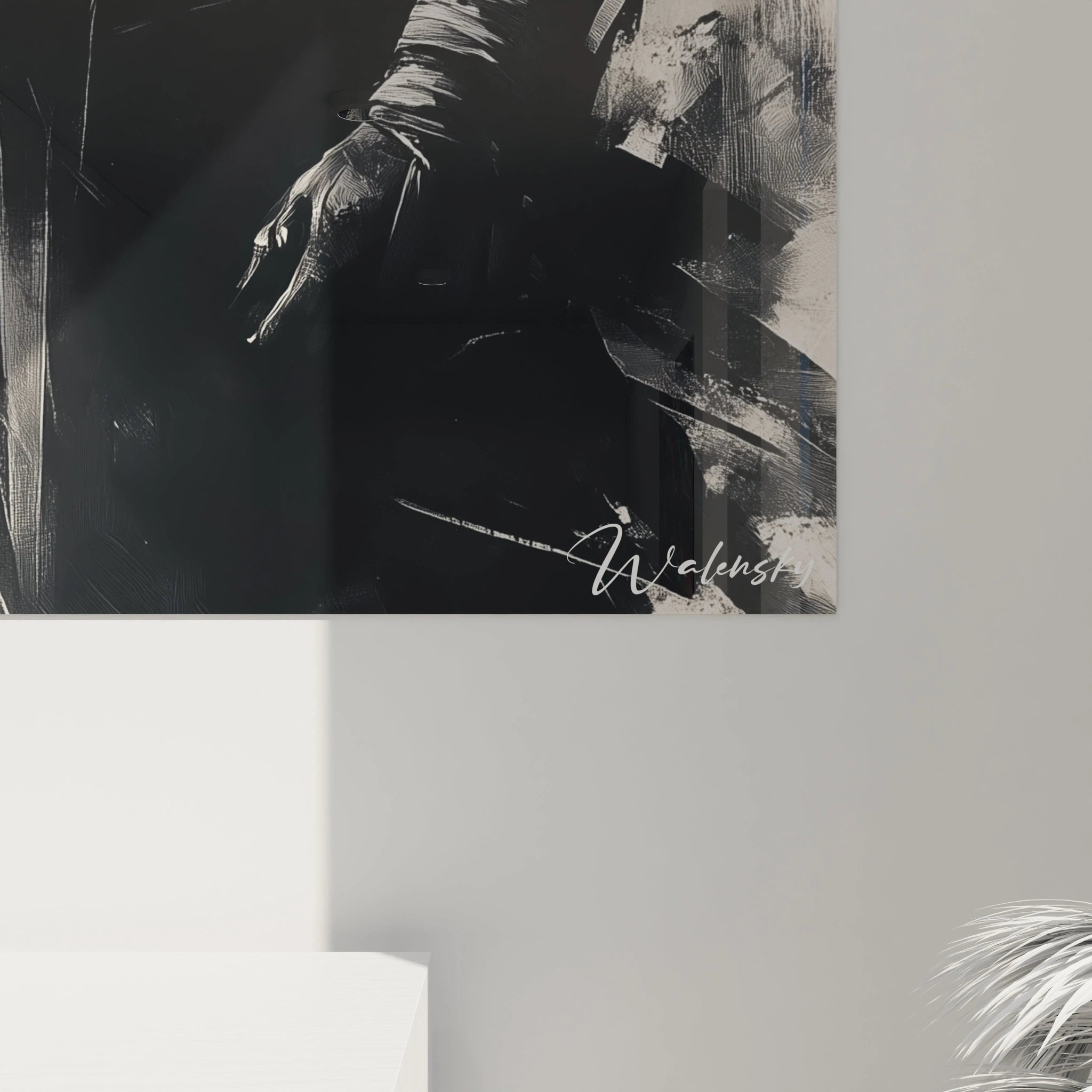 Un tableau Anubis monochrome illustrant le dieu égyptien de profil trois-quarts, combinant précision anatomique et touches abstraites, où les textures variées et coups de pinceau créent un effet dramatique sur fond blanc estompé.

