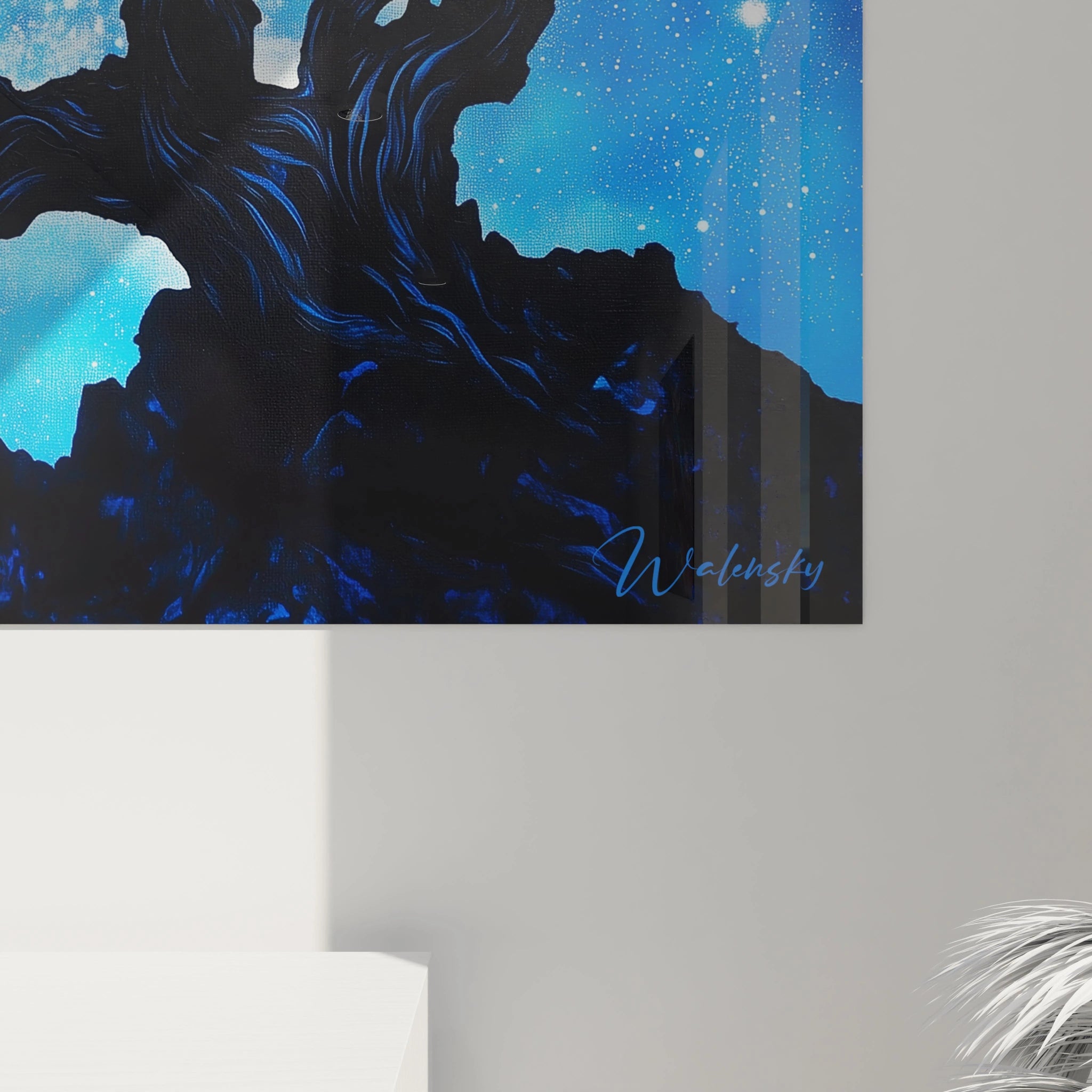 Scène désertique nocturne présentant un vieil arbre aux branches sinueuses devant un ciel bleu profond constellé d'étoiles brillantes et d'une voie lactée spectaculaire.
