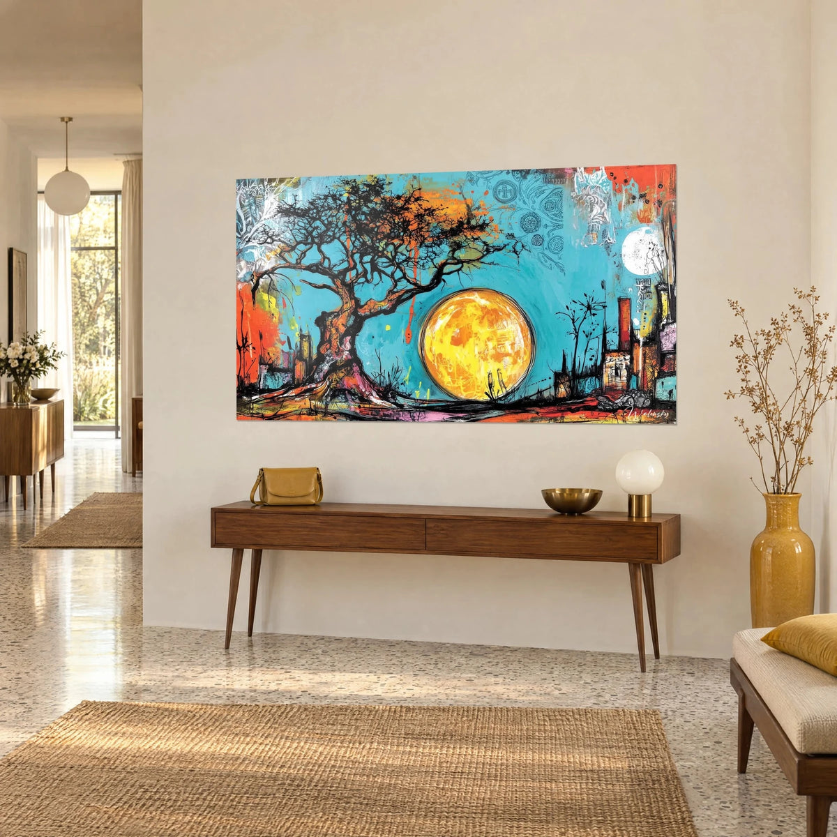 Quadro di un'acacia africana dai rami d'inchiostro nero, luna arancione brillante e sagome di fabbriche arrugginite, su una consolle in legno