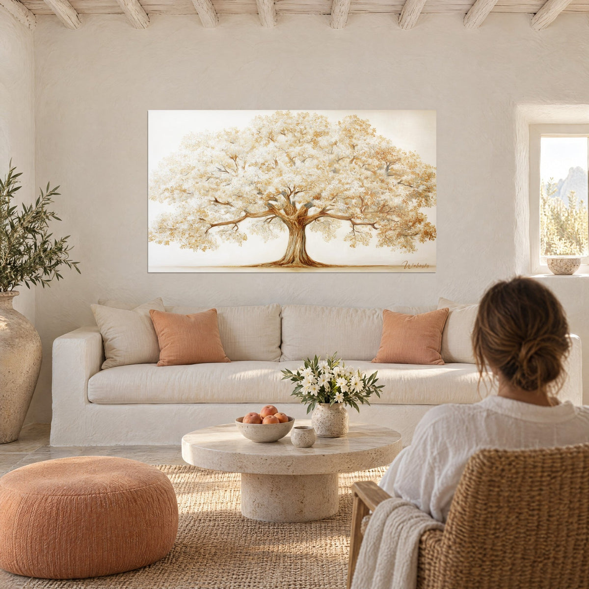 Tableau chêne majestueux au feuillage doré et blanc nacré, sur fond crème, au-dessus d'un canapé dans un salon lumineux