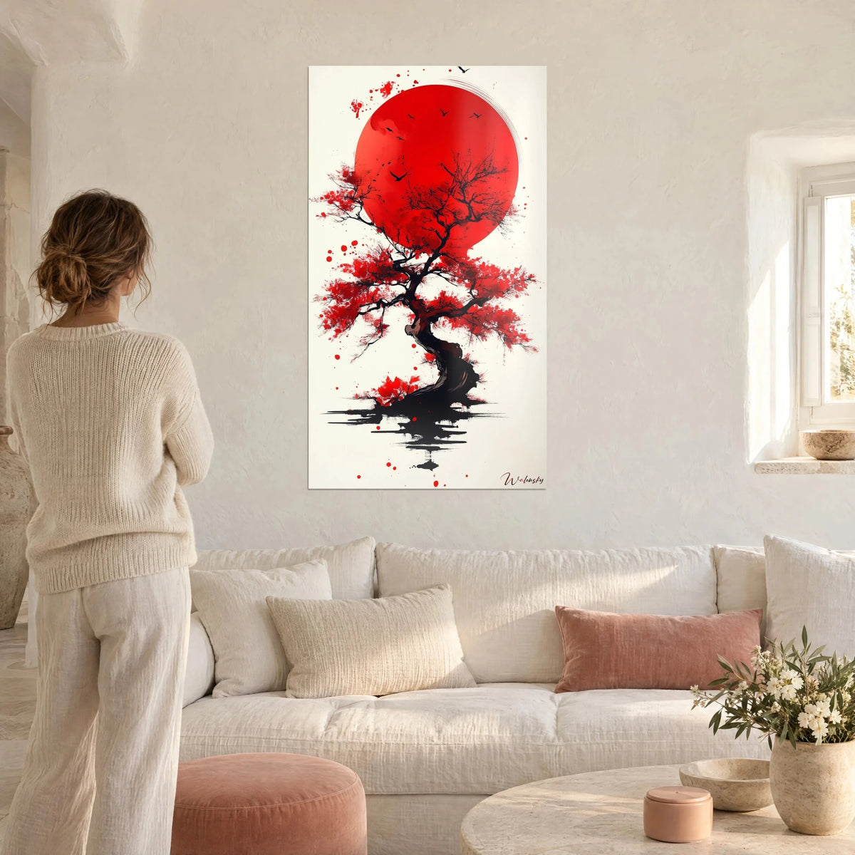 Gemälde Bonsai in Rot unter einer scharlachroten Sonne, schwarze Tusche auf cremefarbenem Grund, über einem Sofa in einem hellen Wohnzimmer