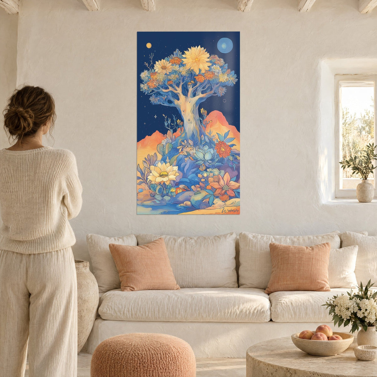 Quadro albero gigante coronato di dalie dorate su un cielo blu notte, arancio e crema, sopra un divano in un soggiorno luminoso
