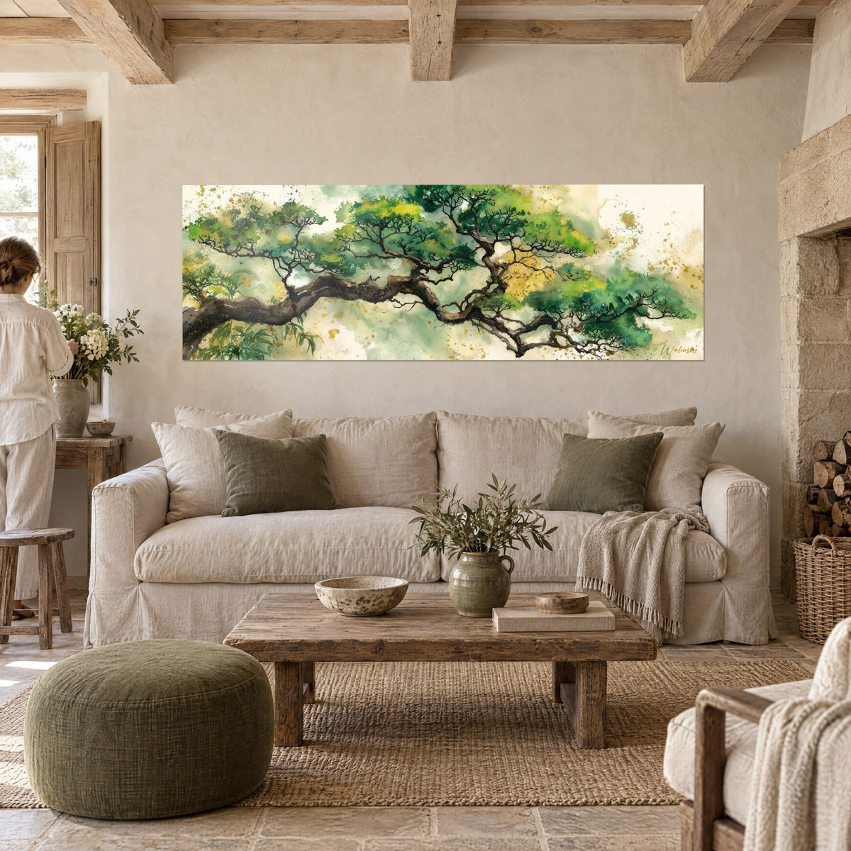 Quadro di pino bonsai dai rami sinuosi, fogliame verde e tocchi dorati, sopra un divano in un soggiorno luminoso
