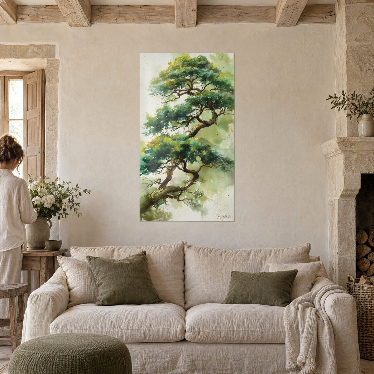 Gemälde japanischer Bonsai mit smaragdgrünem und goldenem Laub, geschwungener brauner Stamm, über einem Sofa in einem hellen Wohnzimmer