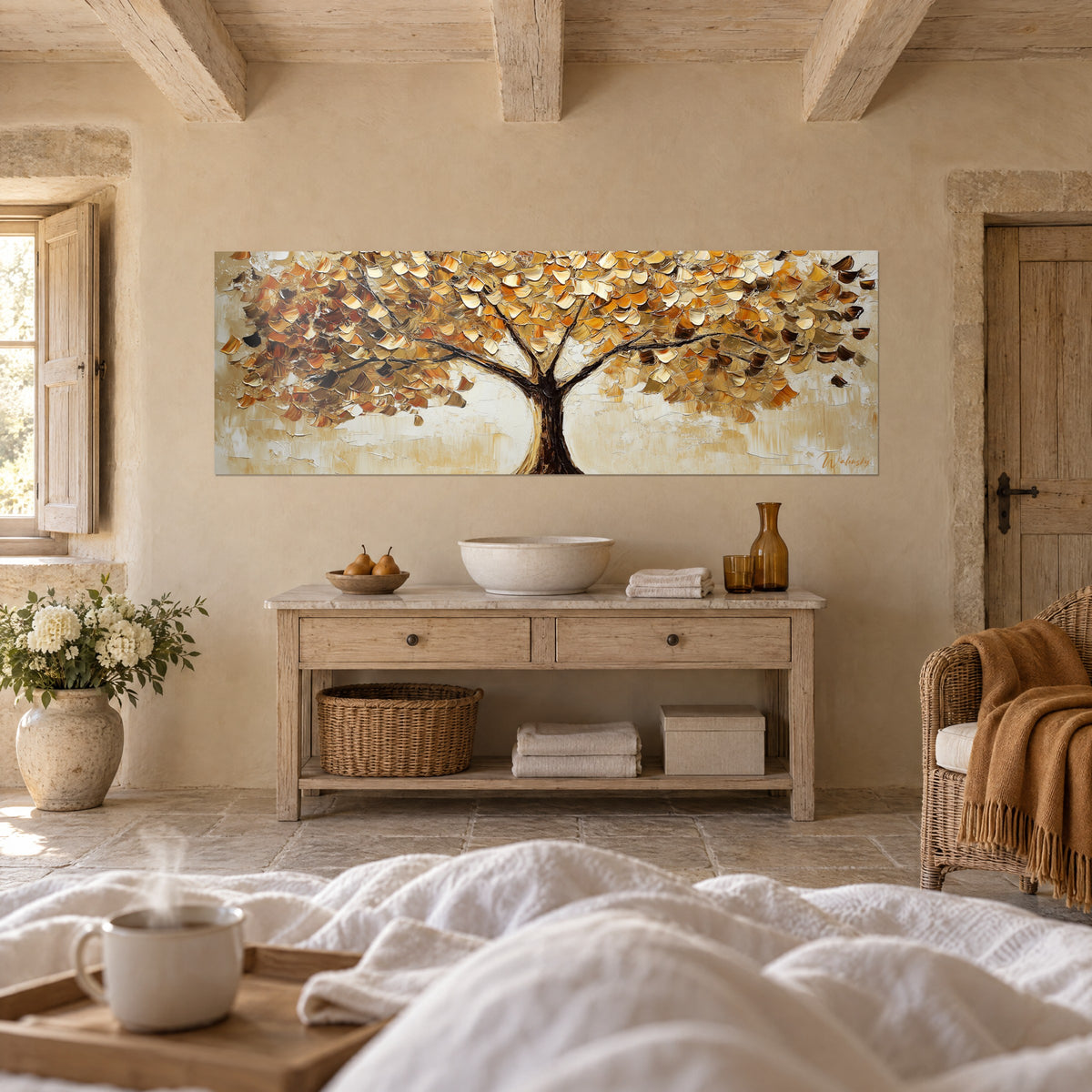 Cuadro árbol de la vida con follaje azafrán y bronce, empastes dorados sobre fondo crema, sobre una cama en un dormitorio luminoso