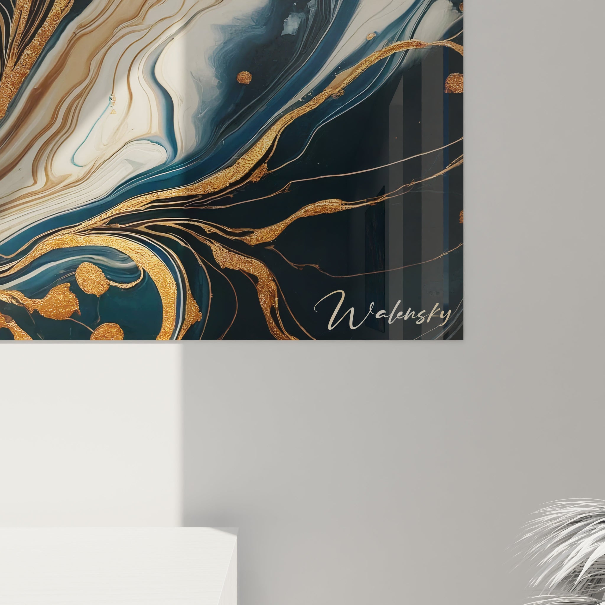 Tableau abstrait caractérisé par un mélange fluide de bleu pétrole, blanc laiteux et or éclatant. La surface évoque un mouvement aquatique avec des effets de marbrure, où des formes dorées texturées s'étendent comme une végétation organique à travers les zones de couleur fondues.
