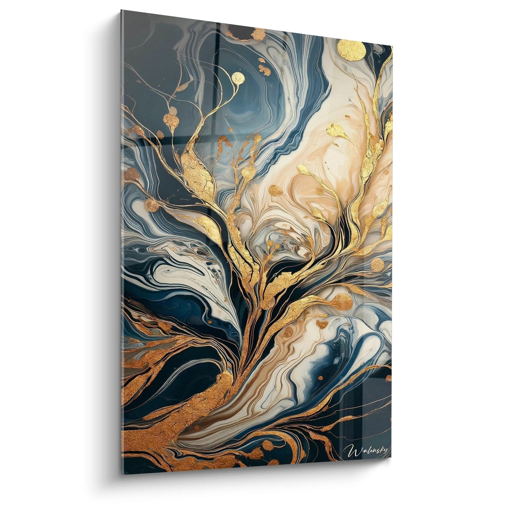 Tableau abstrait présentant des motifs marbrés en bleu marine, blanc crème et or brillant. La composition fluide montre des veines sinueuses avec un effet de coulure liquide, où des éléments dorés texturés dessinent des formes organiques sur fond marbré.
