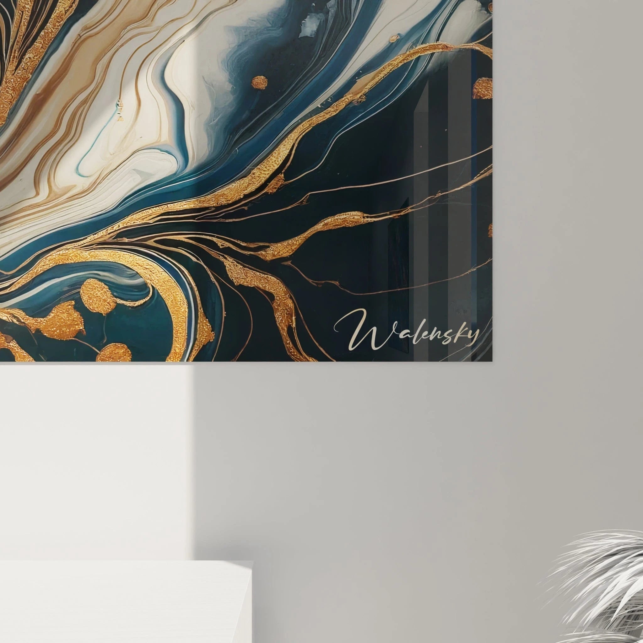 Tableau abstrait caractérisé par un mélange fluide de bleu pétrole, blanc laiteux et or éclatant. La surface évoque un mouvement aquatique avec des effets de marbrure, où des formes dorées texturées s'étendent comme une végétation organique à travers les zones de couleur fondues.
