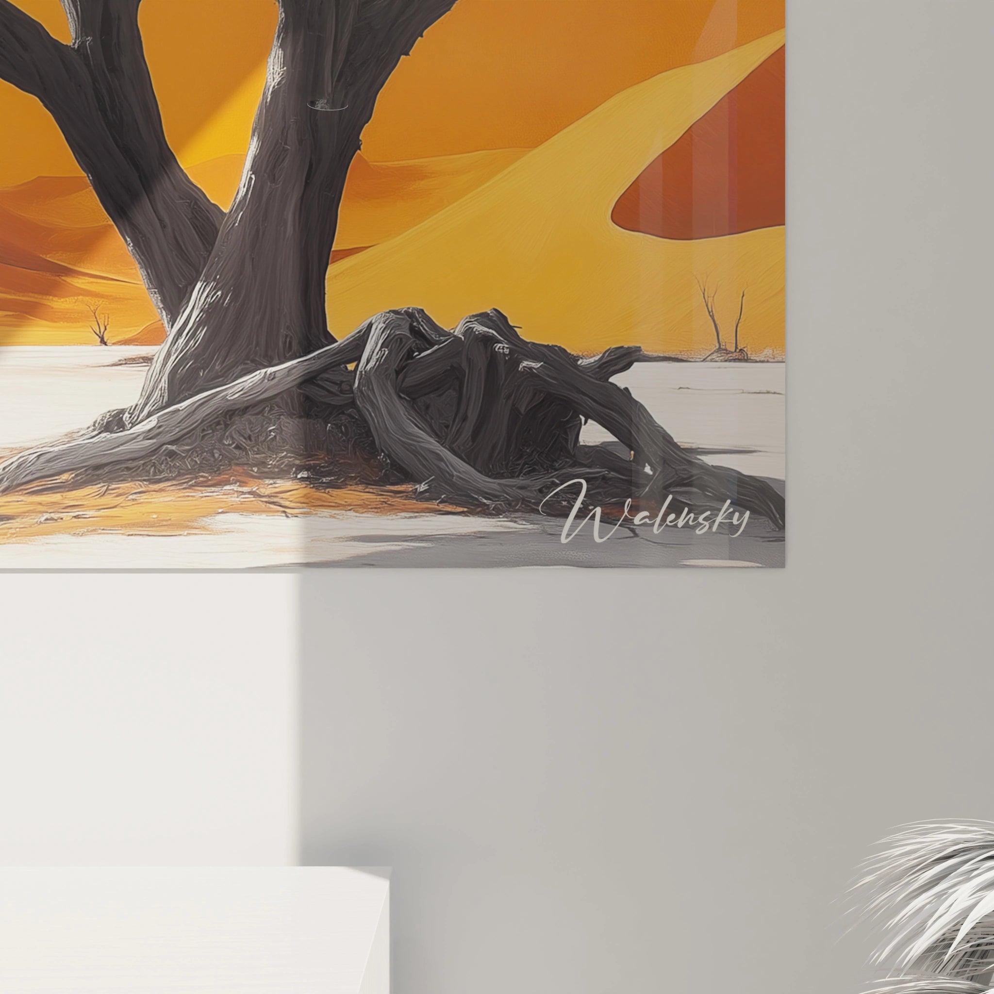 Tableau désert capturant des acacias pétrifiés noirs sur un paysage de dunes orange, sol blanc texturé et ciel embrasé au crépuscule
