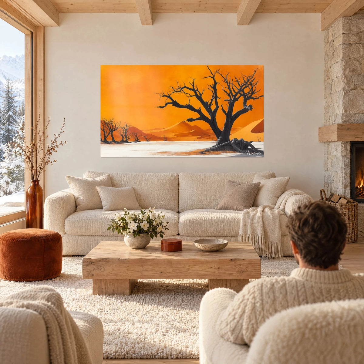 Gemälde abgestorbene Akazie mit schwarzen Ästen vor leuchtend orangefarbenen Dünen und hellem Boden, über einem Sofa in einem hellen Wohnzimmer