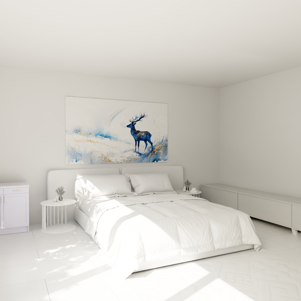 Cervidé bleu marine aux éclats dorés fixant un arc-en-ciel, au-dessus d'un lit dans une chambre claire