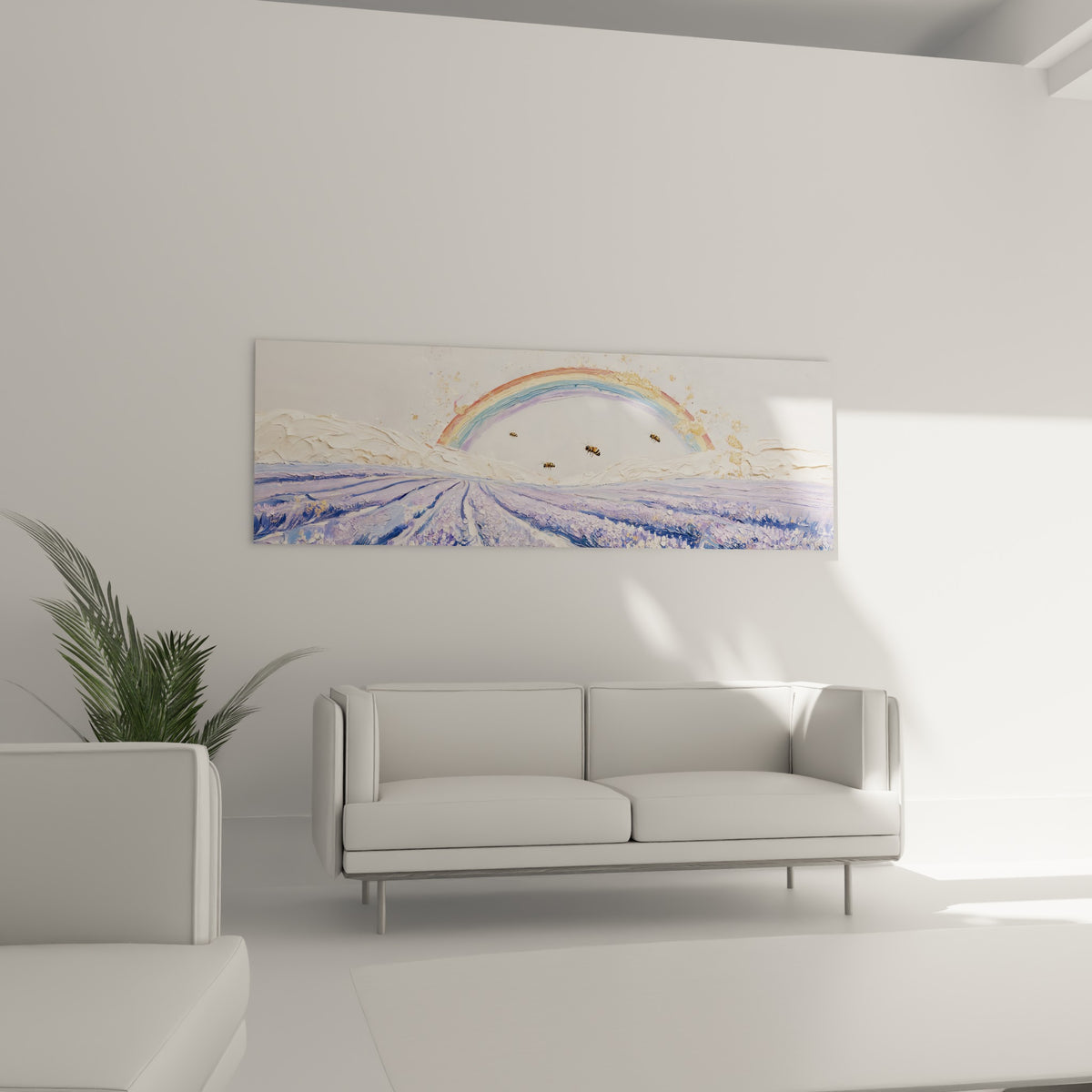 Arc coloré et champ violet texturé côtoient des abeilles dorées au-dessus d'un canapé dans un salon lumineux