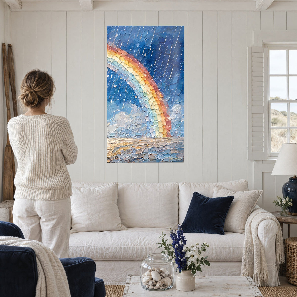 Tableau arc-en-ciel en pâte épaisse sous une pluie fine, bleu cobalt et orange, au-dessus d'un canapé dans un salon lumineux
