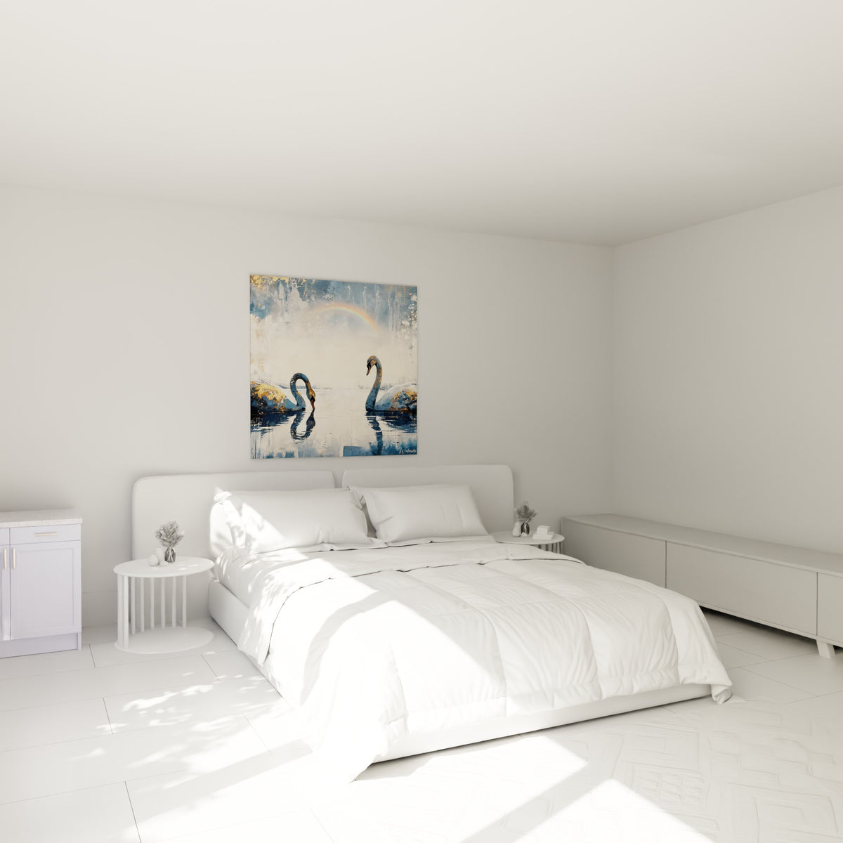 Cygnes blancs et dorés reflétés dans l'eau calme, accrochés au-dessus d'un lit dans une chambre claire.