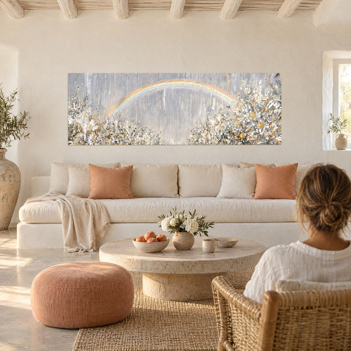 Schilderij pastelkleurige regenboog op zilveren achtergrond, gouden paletmesstrepen, boven een bank in een lichte woonkamer