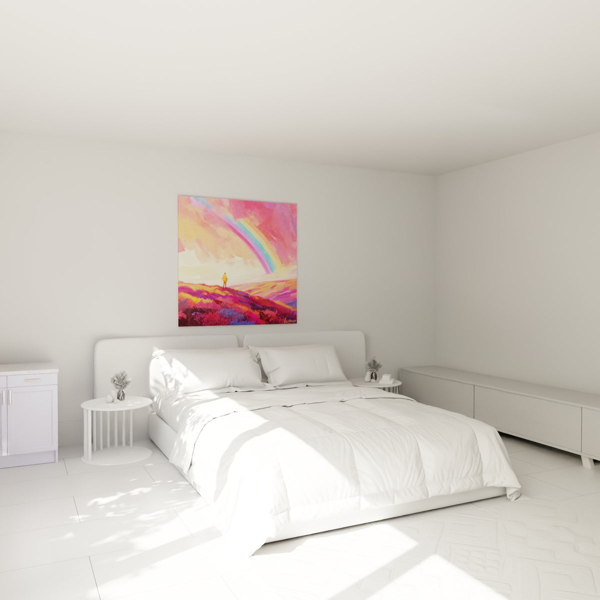 Randonneur face à un arc-en-ciel magenta et doré au-dessus d'un lit dans une chambre claire