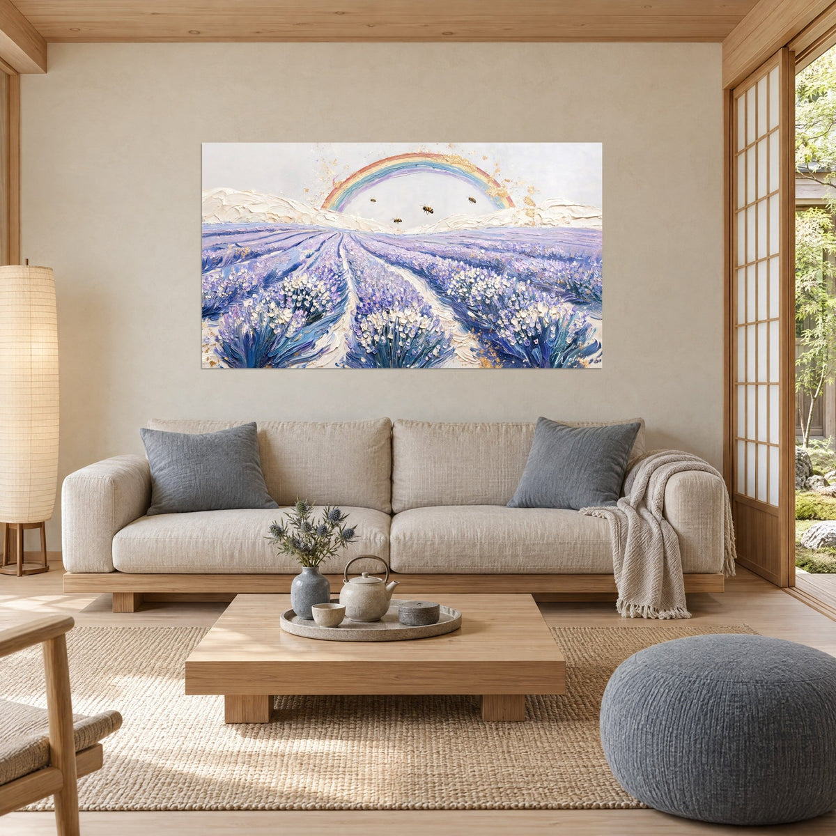 Quadro filari di lavanda viola sotto un arcobaleno, api dorate e creste color crema in rilievo, sopra un divano in un soggiorno luminoso