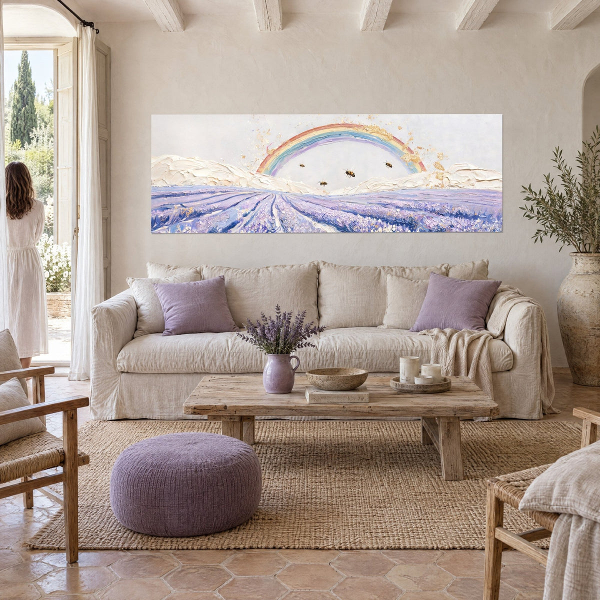 Cuadro abejas doradas en vuelo bajo un arcoíris pastel, campo de lavanda morada, mujer de espaldas, sobre un sofá en un salón luminoso