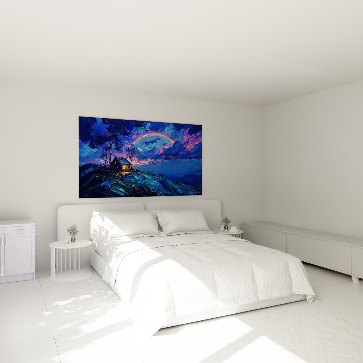 Maison illuminée orangée sur colline bleu nuit, arc pastel, au-dessus d'un lit dans une chambre claire