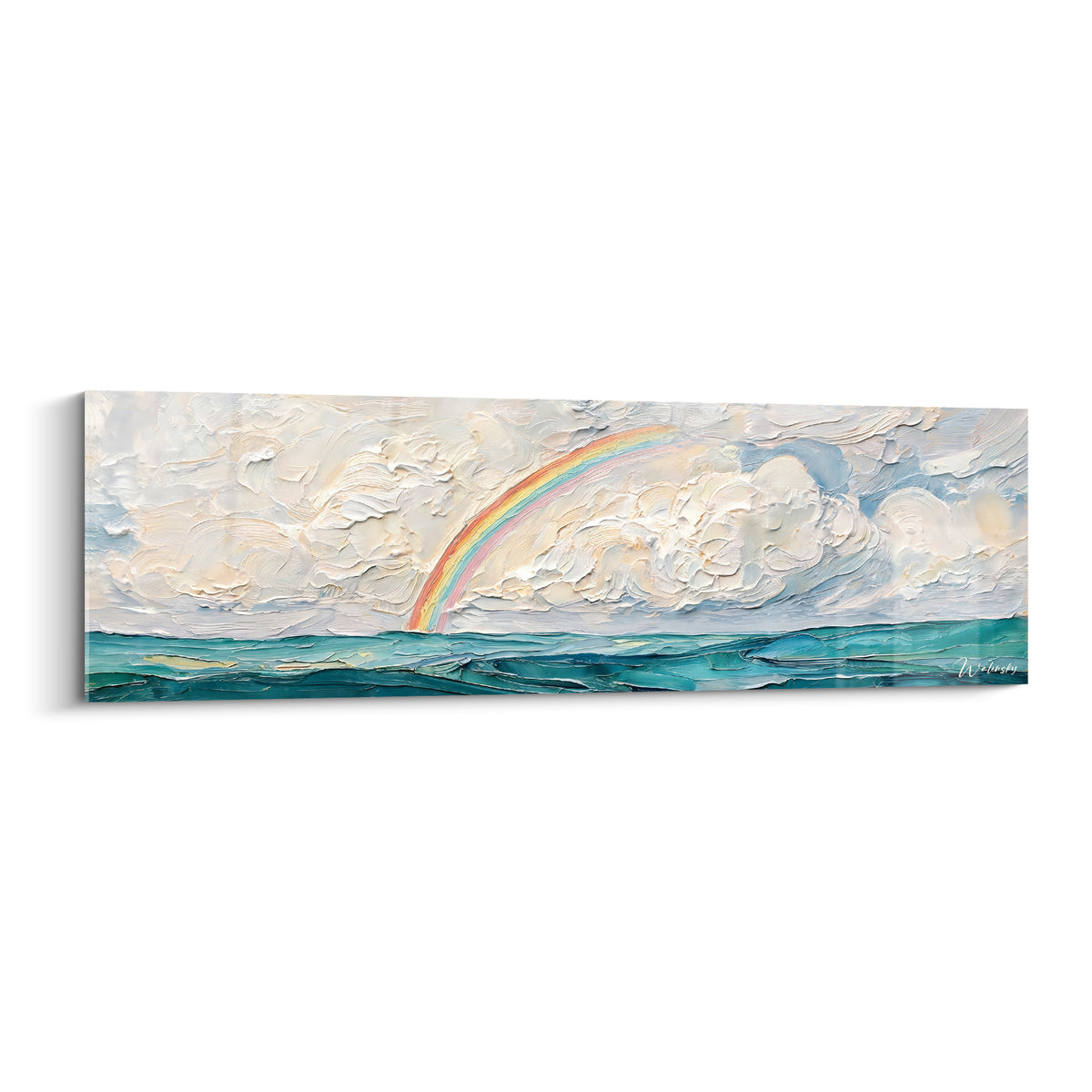 Arc-en-ciel rosé et jaune traversant des nuages blanc crème au-dessus d'une mer turquoise texturée