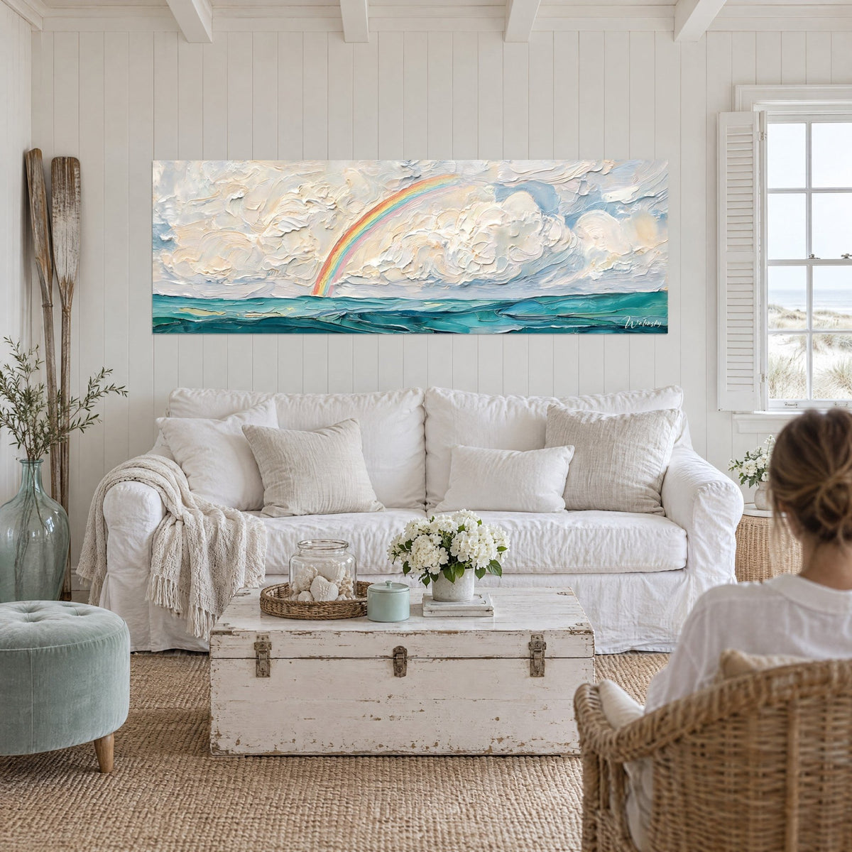 Gemälde Pastell-Regenbogen über türkisfarbenem Meer, elfenbeinfarbene Wolken in pastösem Farbauftrag, über einem Sofa in einem hellen Wohnzimmer