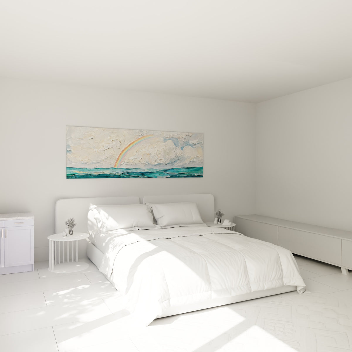 Mer turquoise et ciel nuageux crème traversés d'un arc-en-ciel doux, accrochés au-dessus d'un lit dans une chambre claire