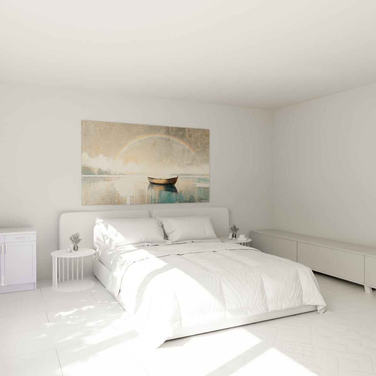 Barque solitaire et arc-en-ciel ocre peints en tons doux, accrochés au-dessus d'un lit dans une chambre claire