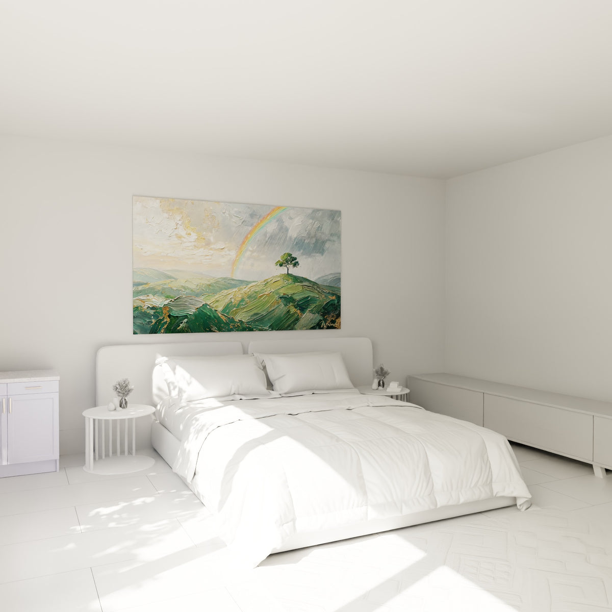 Collines vertes et arc-en-ciel doré illuminant un arbre solitaire, au-dessus d'un lit dans une chambre claire