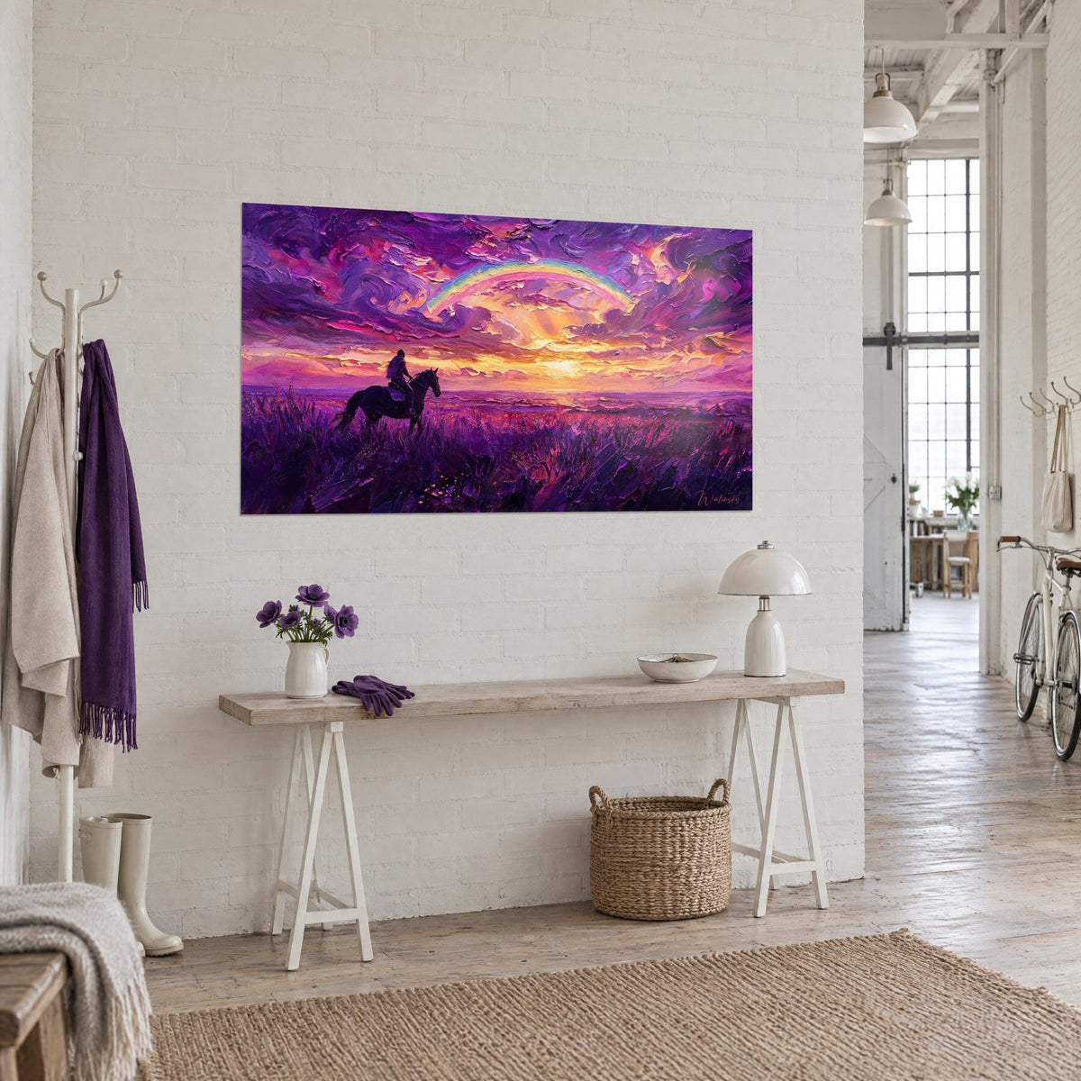 Quadro cavalcata solitaria sotto un arcobaleno pastello, nuvole viola e rosa a impasto, sole dorato, vista di tre quarti in un loft