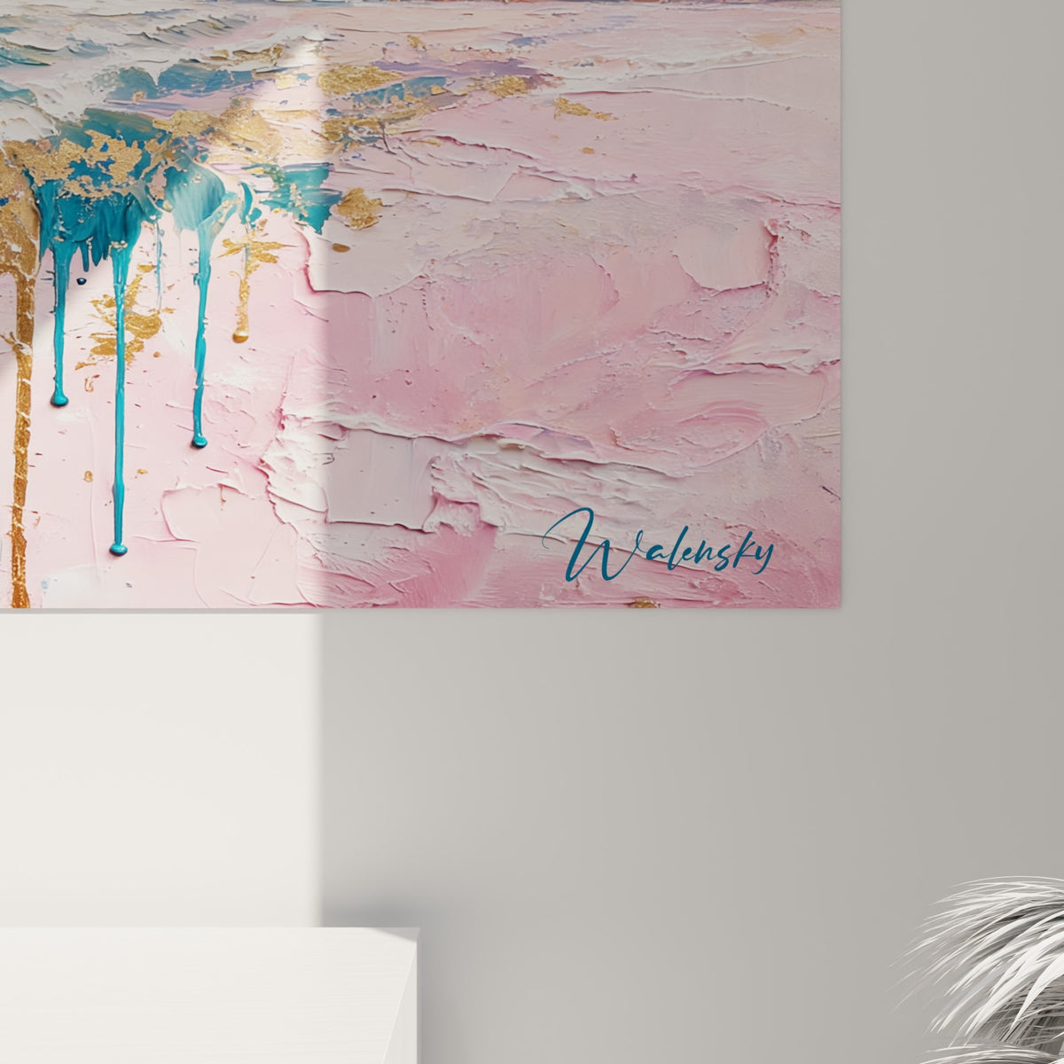 Empâtements dorés et coulures bleu marine se mêlant au rose poudré dans la texture épaisse de la toile