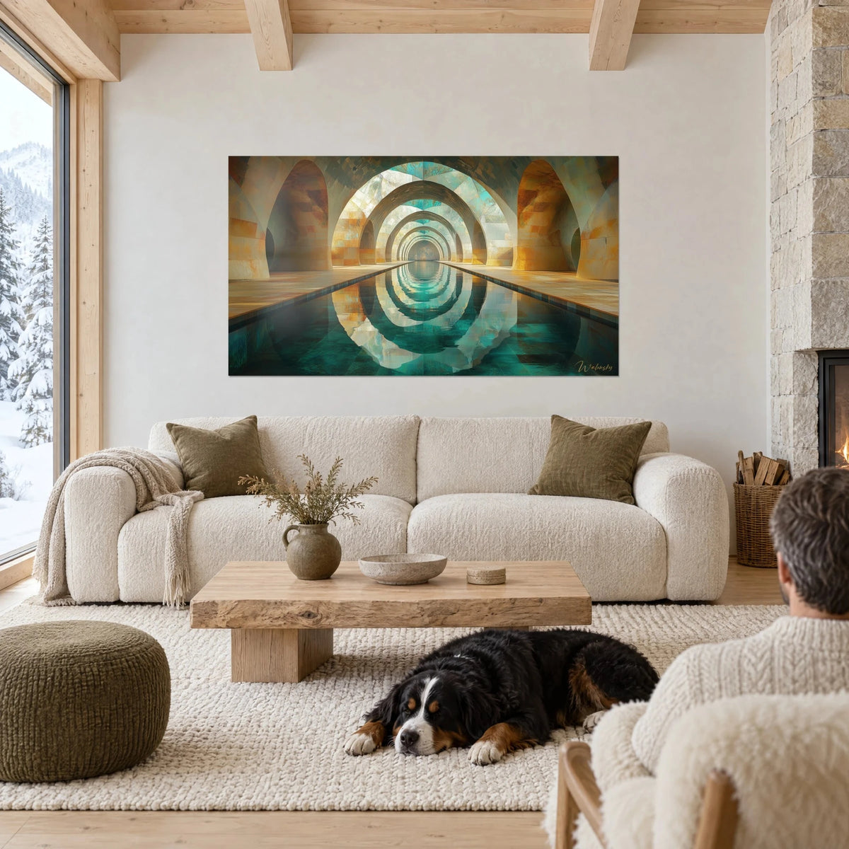 Quadro galleria di archi in pietra ocra e turchese, vasca-specchio, schiena di un uomo e di un cane, sopra un divano in un soggiorno luminoso